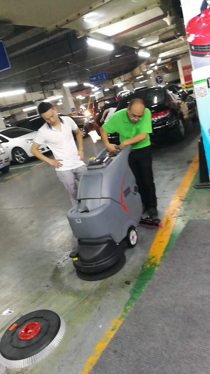 工廠車間環(huán)氧地面不好清洗怎么辦？洗地機(jī)是個(gè)好幫手