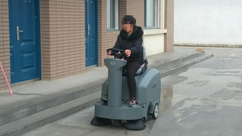 什么類型的掃地機(jī)適合大型廠房使用？